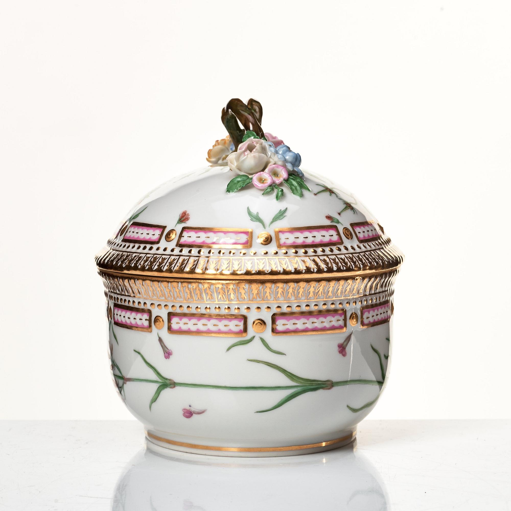 Bonbonnière med lock, porslin. Royal Copenhagen, "Flora Danica", Danmark, 1900-tal.