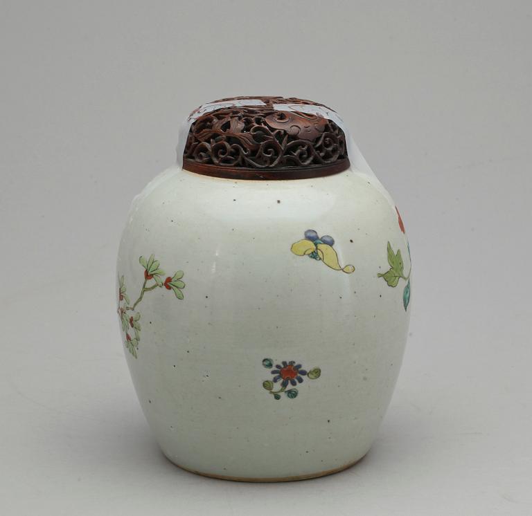 BOJAN med trälock, porslin, Qingdynastin Qianlong (1736-95).