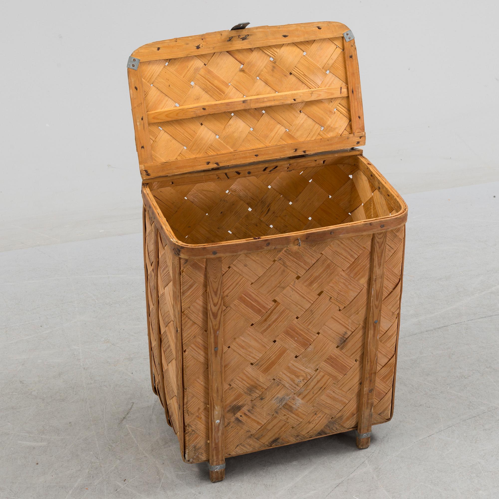 A wooden box, ca 1900.