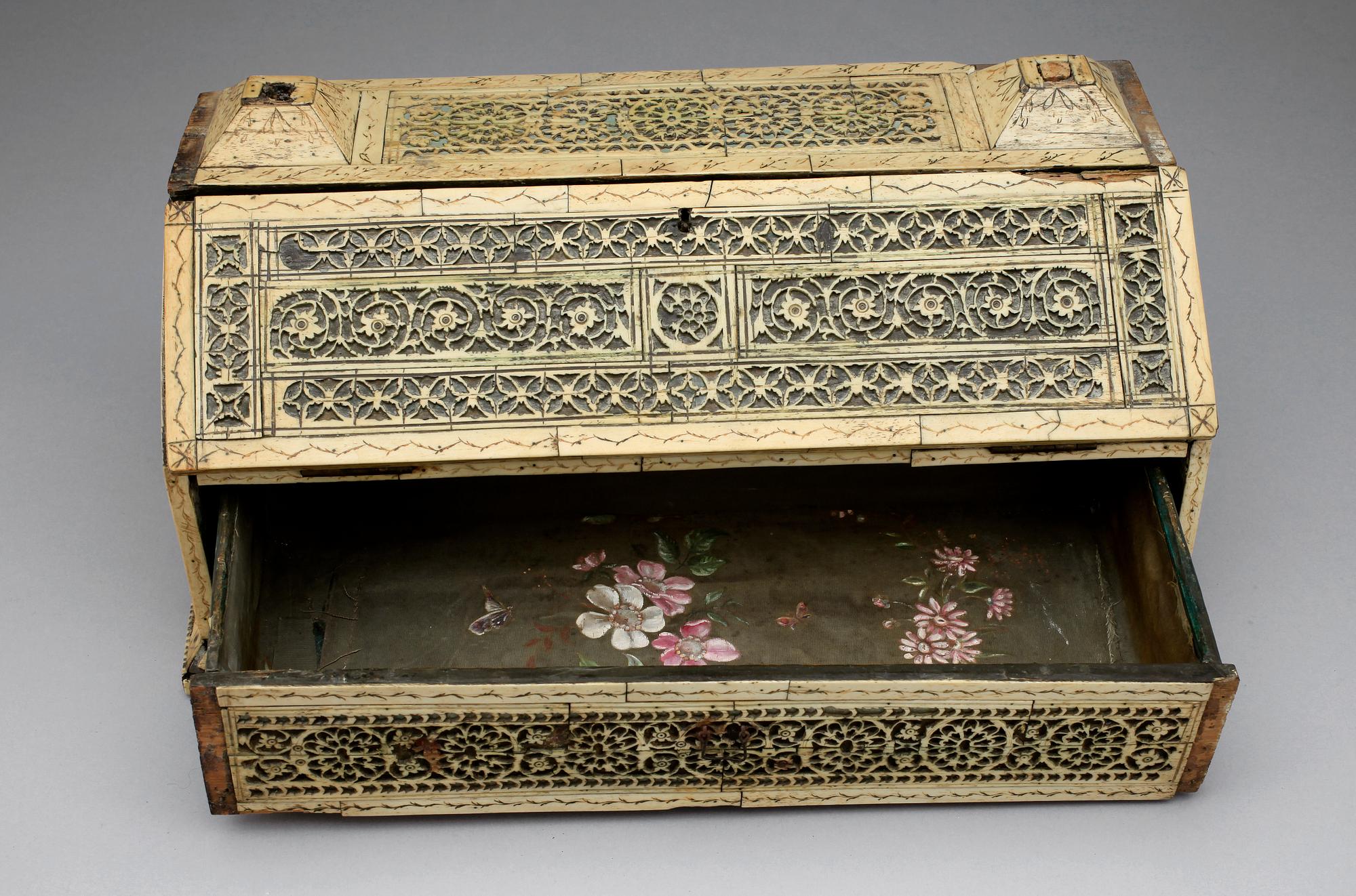 SKRIN (urspr lådspegel), snidat ben, trol Archangelsk 1700/1800-tal.