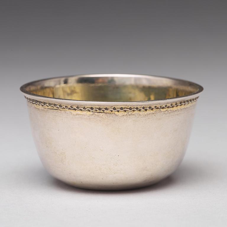 A Swedish 18th century parcel-gilt silver tumbler, mark of Daniel Ekman, Eksjö (1696-1715).