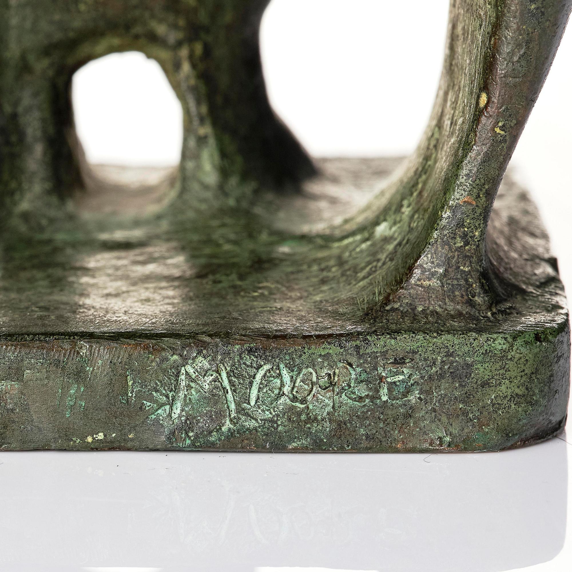 Henry Moore, "Seated figure".