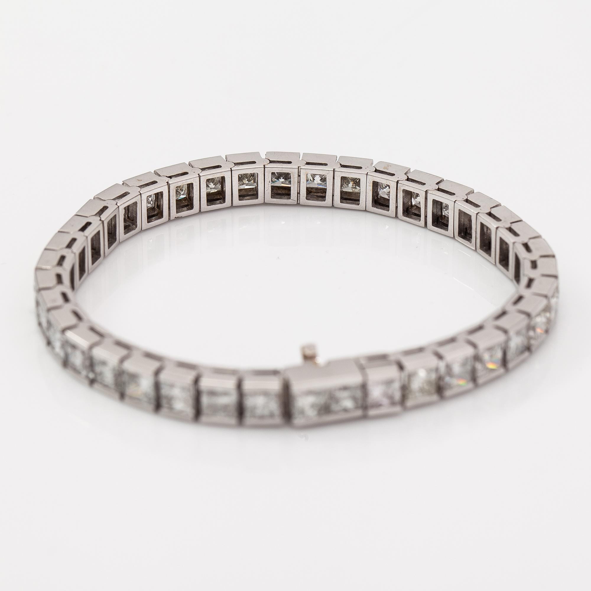 Armband, 18K vitguld, princesslipade diamanter ca 19.47 ct tot enl gravyr.