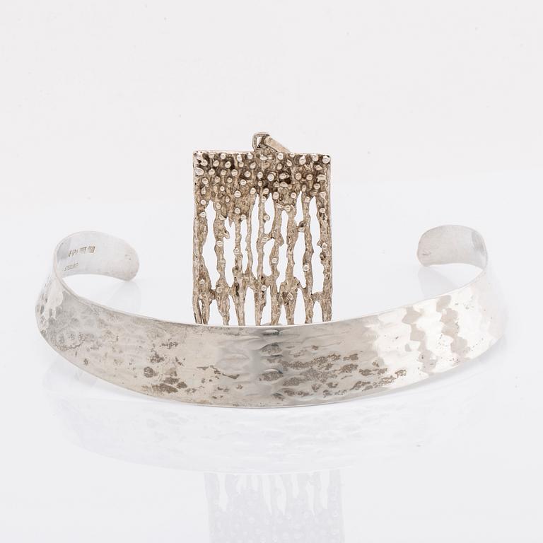 Necklace and pendant, sterling silver, 59 g, 1971 and 1977.