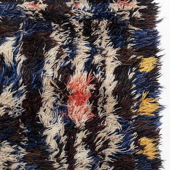 matta, rya, ca 226 x 155 cm, signerad ID KLH.