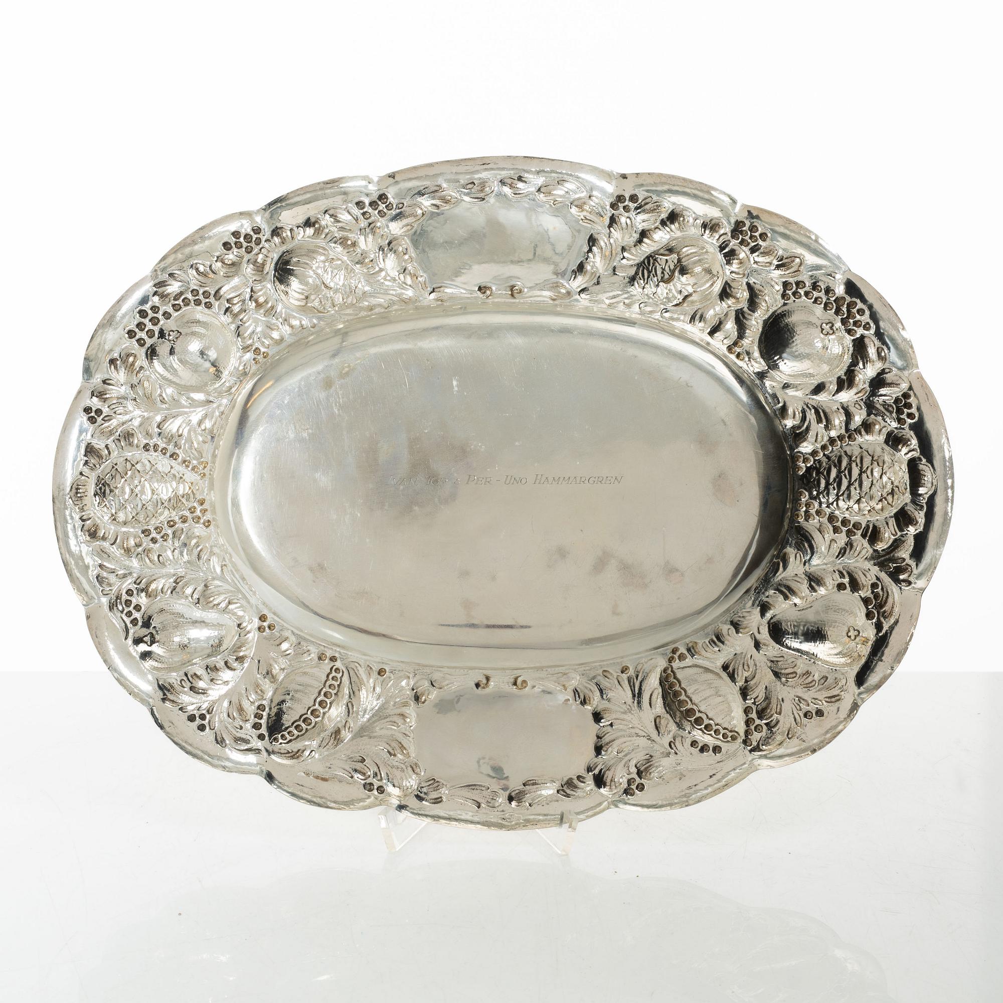 Presenterfat, silver, barockstil, Silvervarufabriken J Grönroos, Kristianstad 1935.