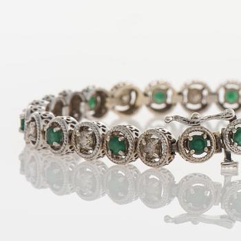 ARMBAND, 14K vitguld, 13 st diamanter, 14 st smaragder. Vikt 13,3 g.