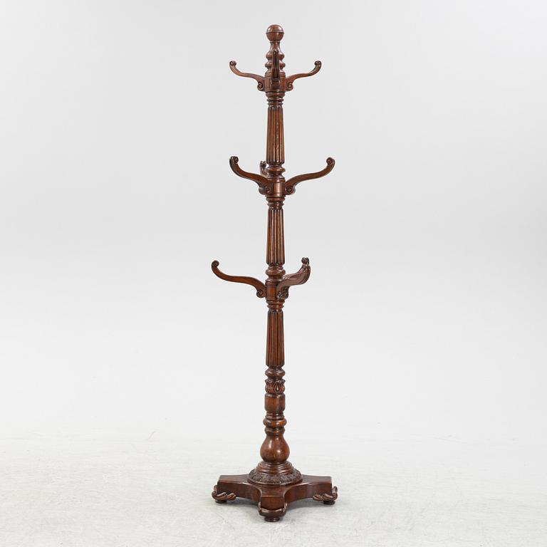 A mahogany coat hanger, around the year 1900.