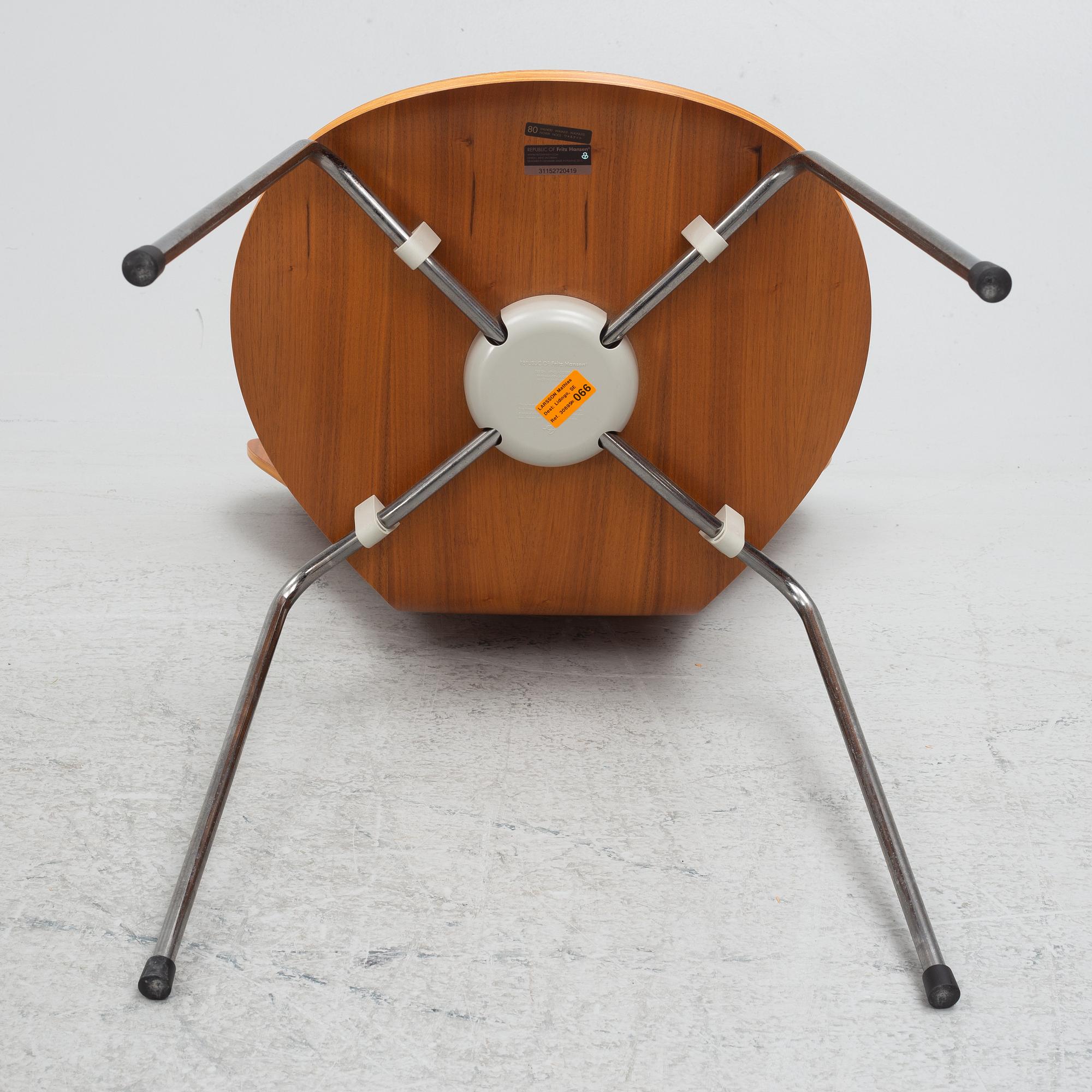 Arne Jacobsen, stolar , 3 st, "Sjuan" Fritz Hansen 2015.