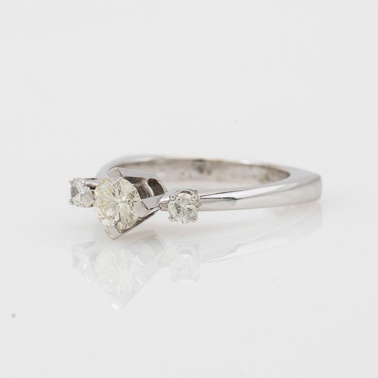 Ring, 18k vitguld med briljantslipade diamanter.