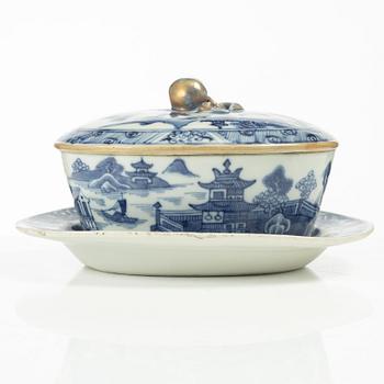 Butter dish with lid and tray, China, Qing dynasty, Qianlong (1736-95).