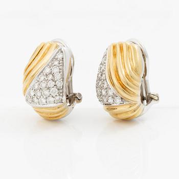 Ett par örhängen 18K guld och vitguld med runda briljantslipade diamanter.
