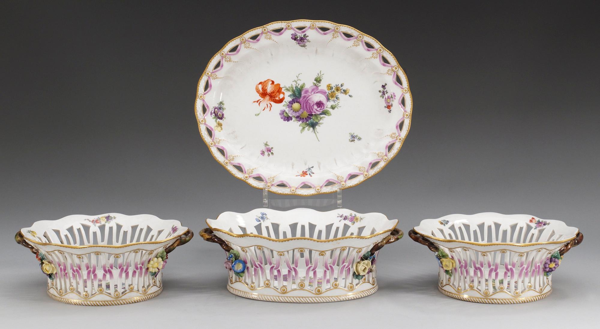 GALLERSKÅLAR, ett par samt GALLERSKÅL med FAT,  porslin. Kongl Dansk, 1900-talets början.