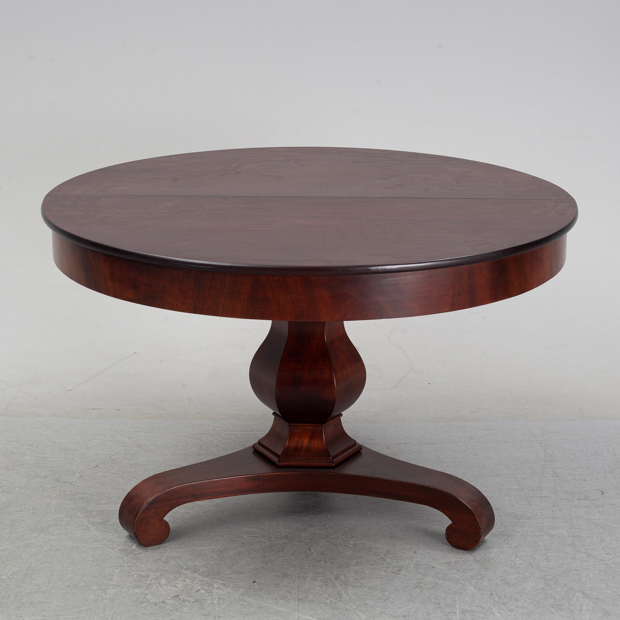 A Karl-Johan style dining table, first half of the 20th century.