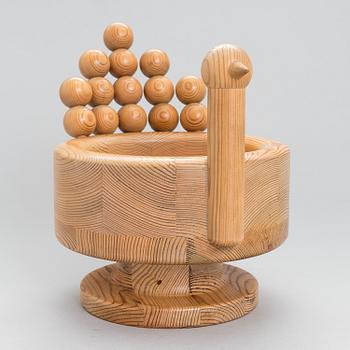 KAIJA AARIKKA, A servingtray 'Honka', peppermill 'Sampo' and birdbowl, 1970-tal, Finland.