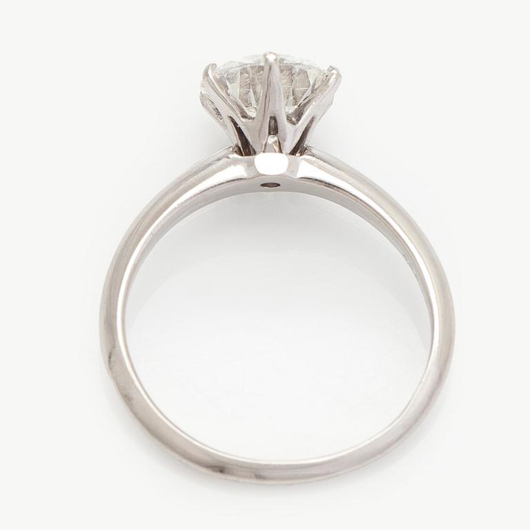 Ring, solitär, platina med briljantslipad diamant.