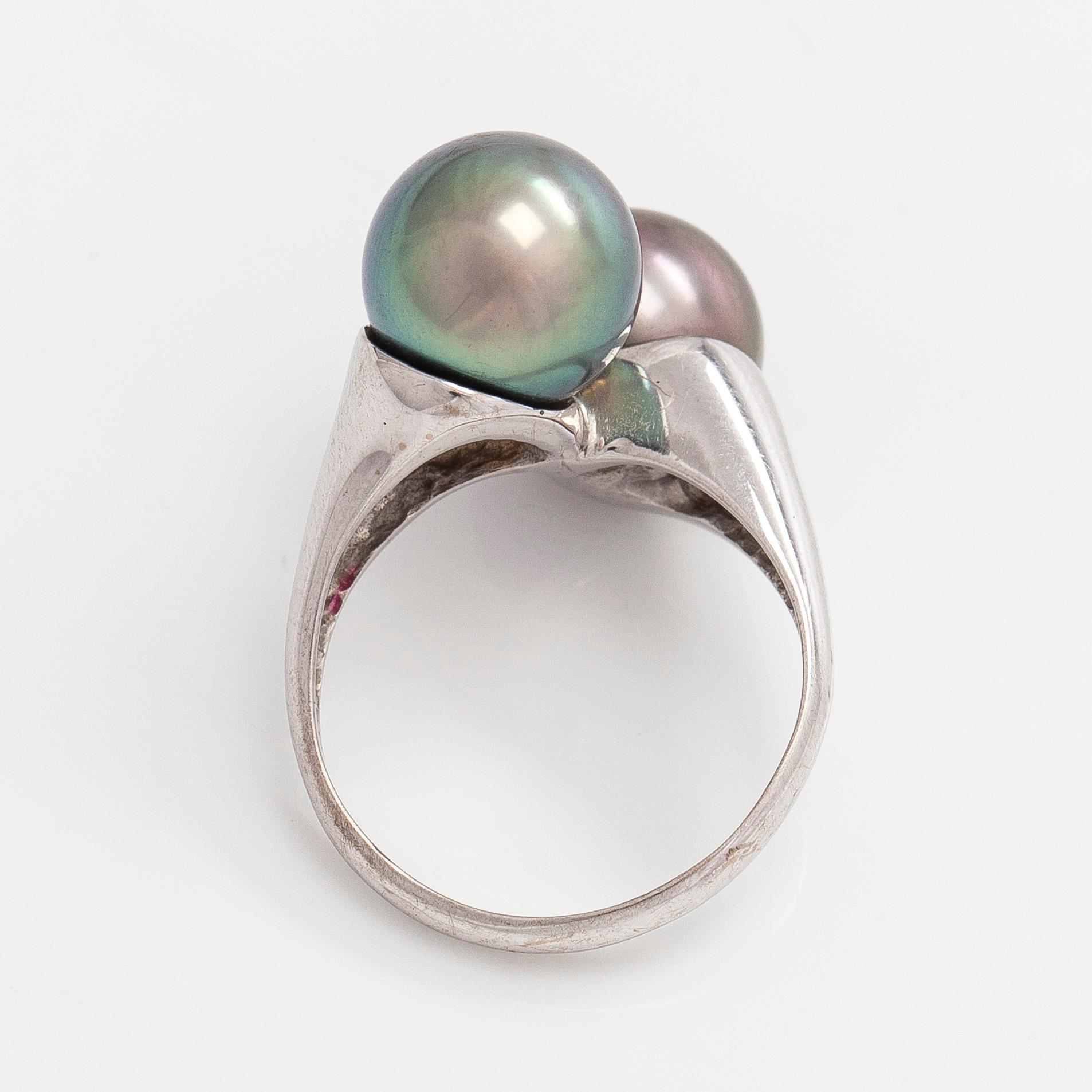 An 18K white gold ring with cultured Tahitian pearls.