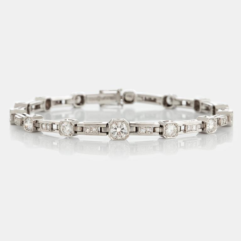 Armband med runda briljant- och åttkantslipade diamanter total vikt ca 4 ct.