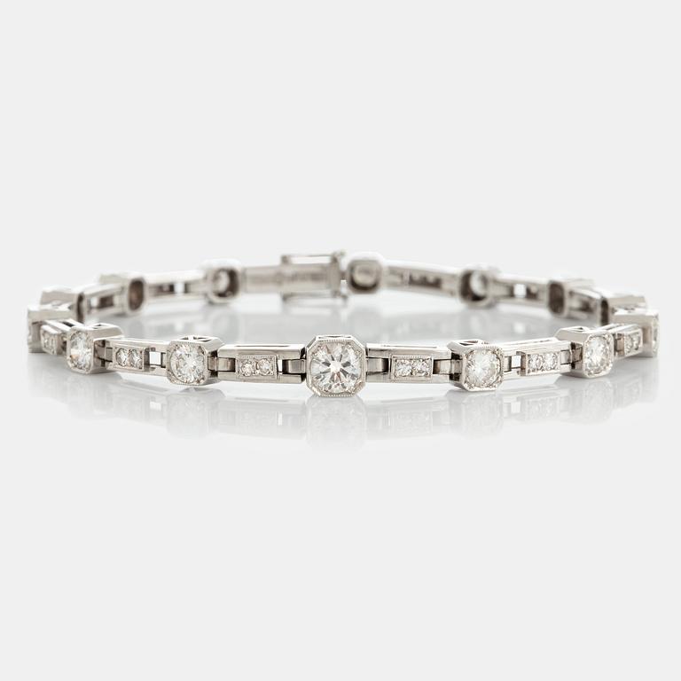 A bracelet set with round brilliant- and eight-cut diamonds with a total weight of ca 4 cts.