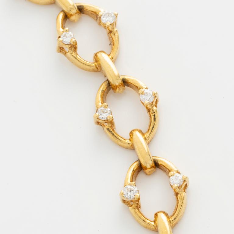 Collier 18K guld med runda briljantslipade diamanter.