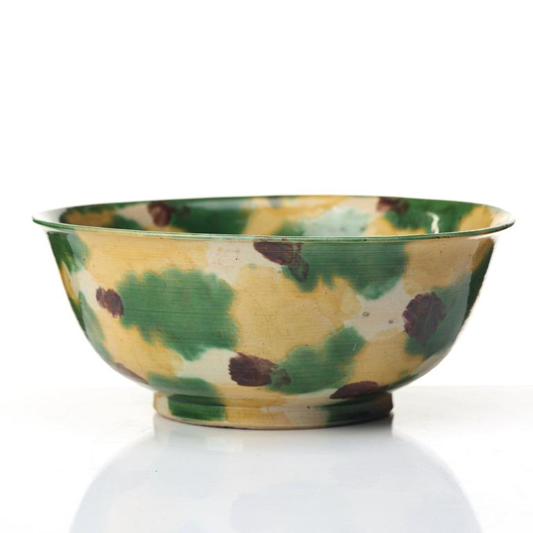 An egg and spinach bowl, Qing dynasty, Kangxi (1662-1722).