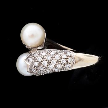 Ring 18k whitegold 2 cultured Pearls approx 7 mm and brilliant-cut diamonds approx 1 ct in total, size approx 54,5.
