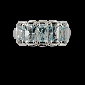 RING, 18K vitguld med 5 fasettslipade akvamariner 2.00 ct enligt gravyr. Vikt 5,7 gram.
