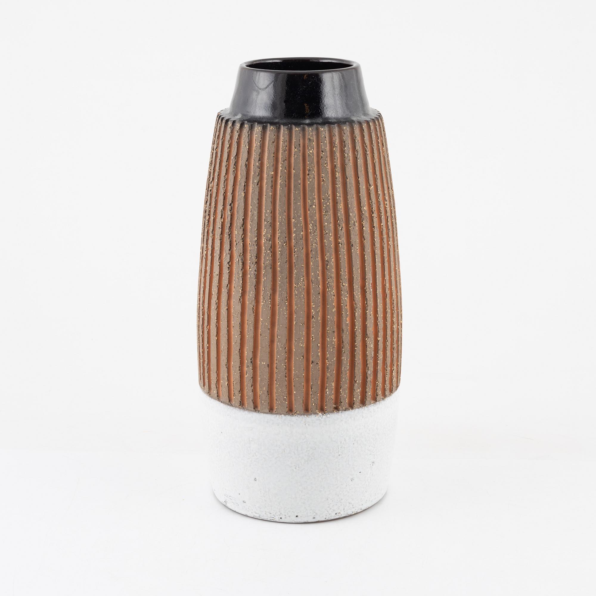 Mari Simmulson, a vase, Upsala-Ekeby.