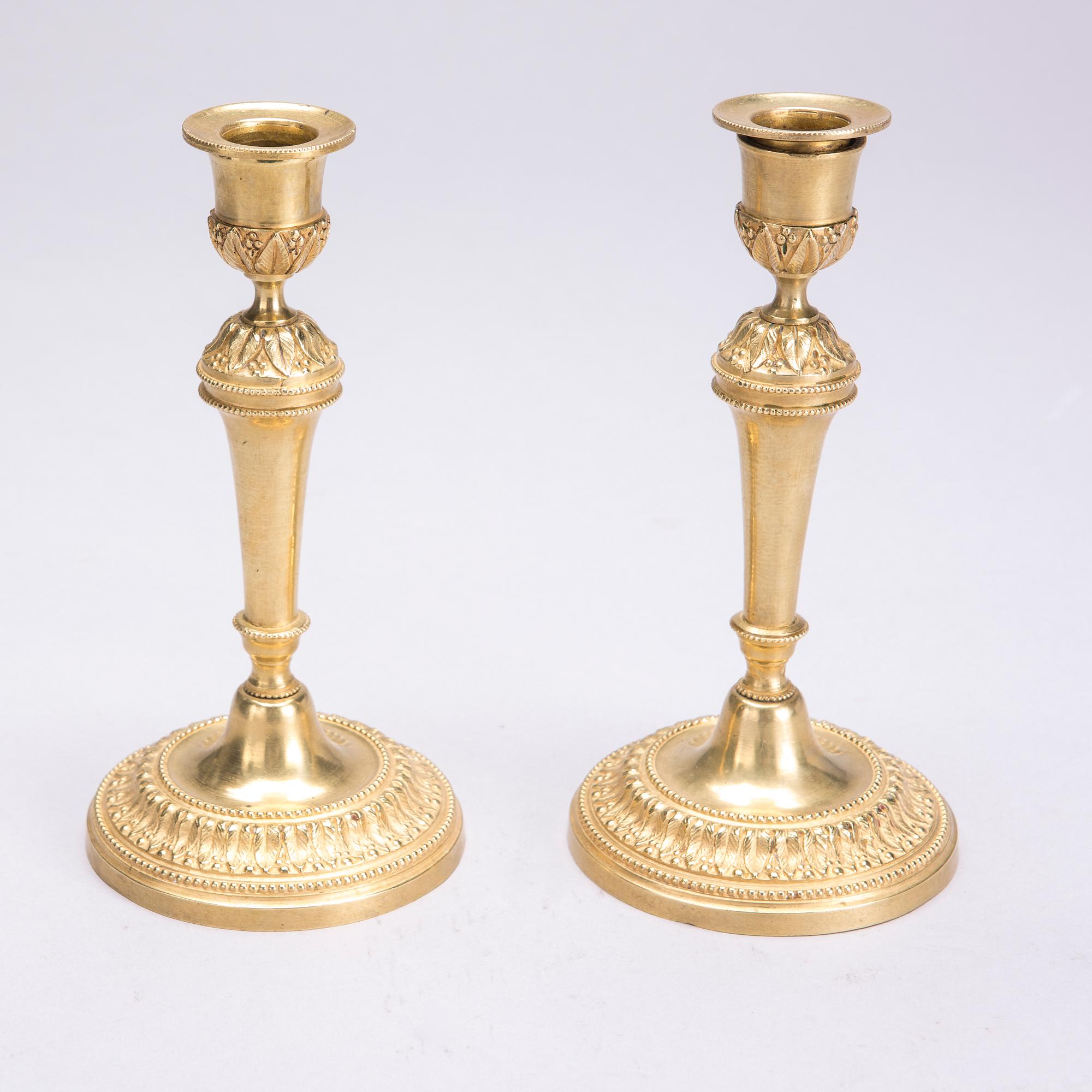 LJUSSTAKAR, ett par, förgylld brons, empire, Frankrike 1800-talets början.