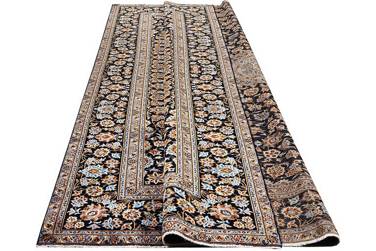 A carpet, Kashan, c. 403 x 297 cm.