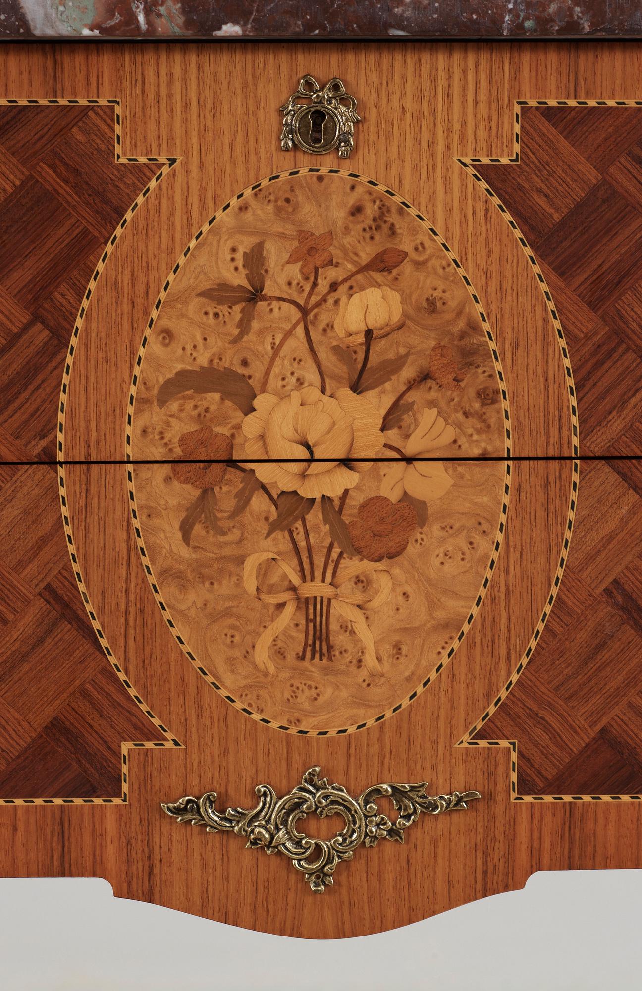 BYRÅ, sengustavianks stil, 1900-tal.