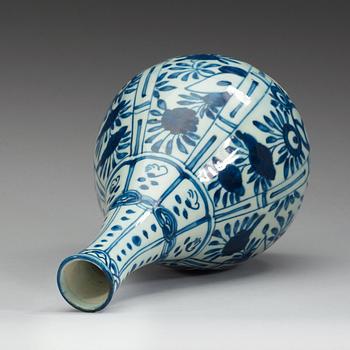 A blue and white flask, Ming dynasty, Wanli (1572-1620).