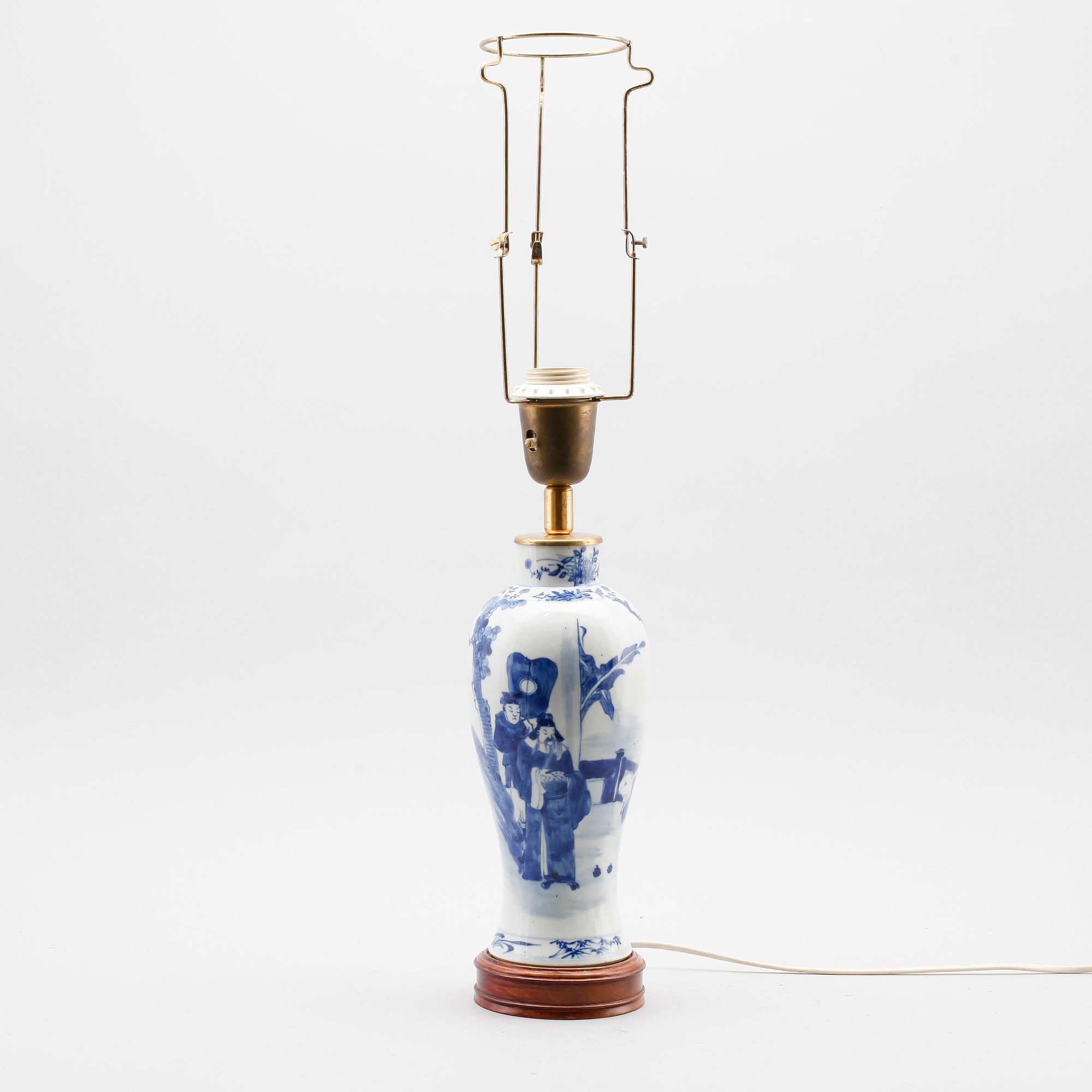 BORDSLAMPA, porslin, Kina, 1900-tal.