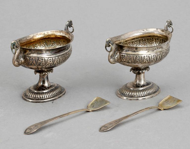 SALTKAR, ett par, silver, oidentifierade stämplar, Europa, sannolikt 1800-talets första hälft. Tot ca 89 gram.