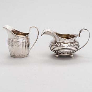 Two sterling silver milk jugs, London 1794 och 1828.