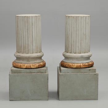 KOLONNER, ett par, gustaviansk stil. 1900-talets andra hälft.