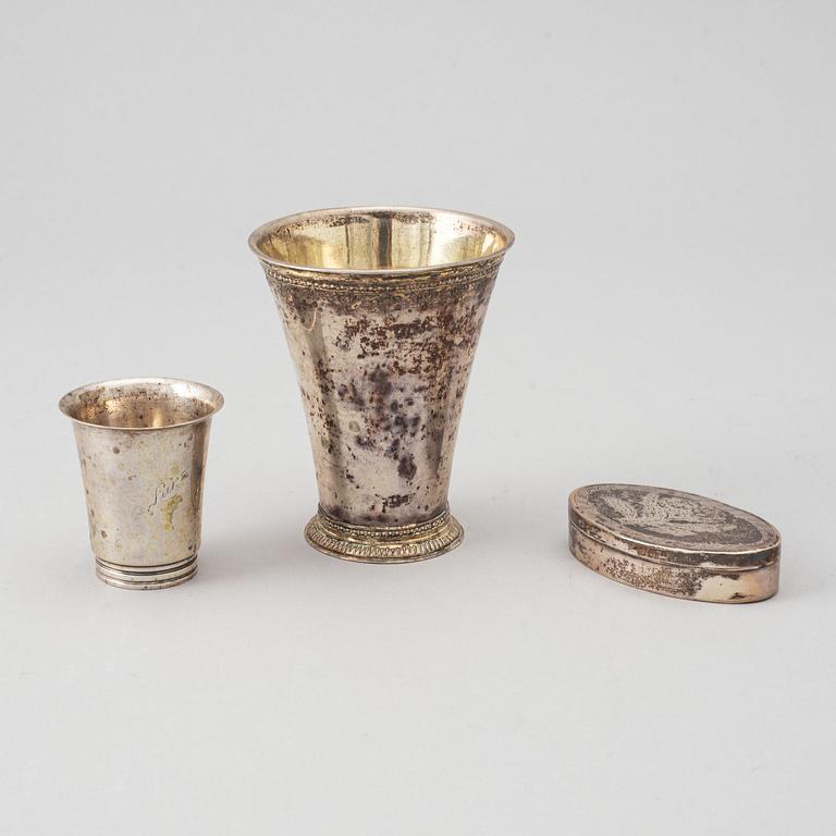 Thomas Beckman d.y. (1727-1759), bägare, silver, Örebro samt dosa och kopp, silver, 1800/1900-tal.