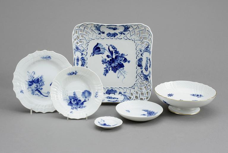 SERVISPORSLIN, 51 delar, porslin, " Blå Blomst", Royal Copenhagen.