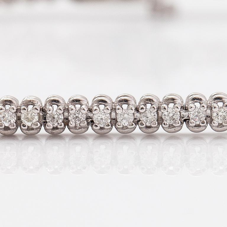 A 14K white gold bracelet with diamonds ca 0.50 ct in total.