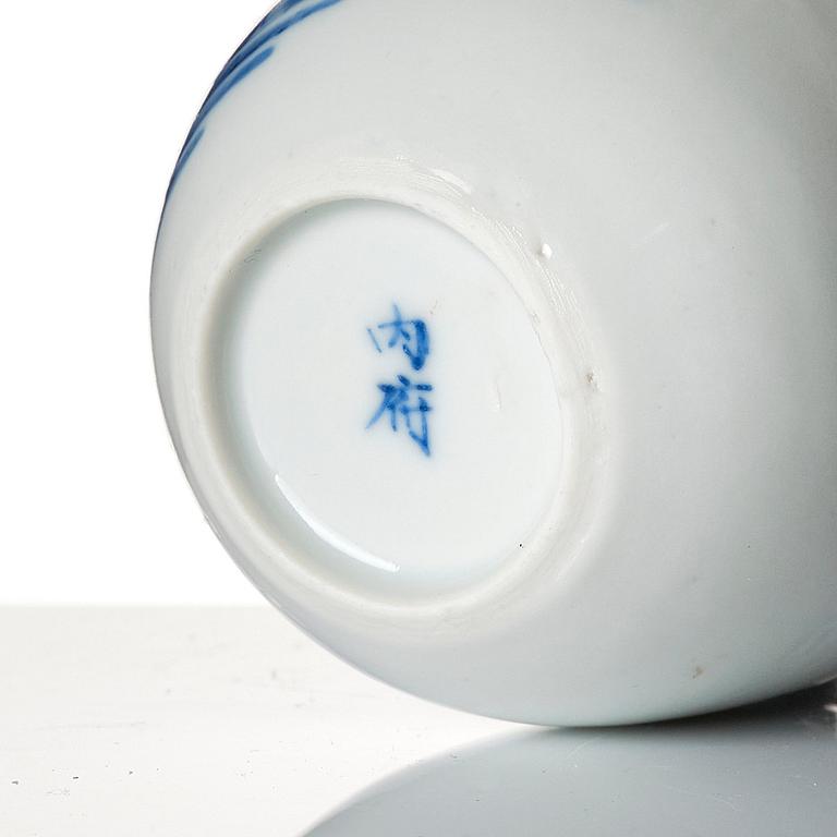 An elegant blue and white cup, Qing dynasty, 19th century.