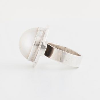 CECILIA JOHANSSON, Göteborg, 1985, ring med mabé pärla.