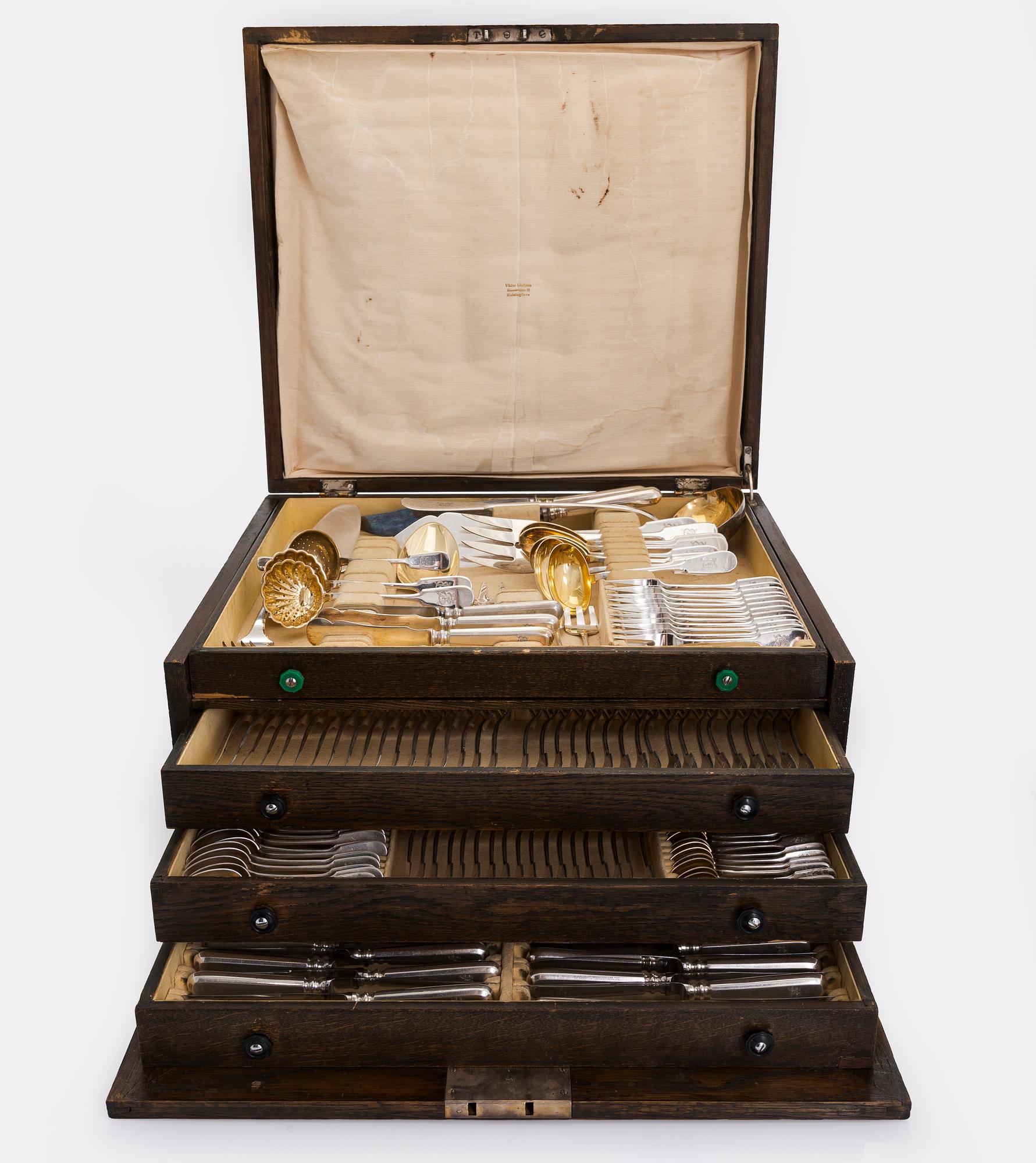 A canteen box of 253 pieces silver cutlery by Viktor Lindman, Helsinki 1916.