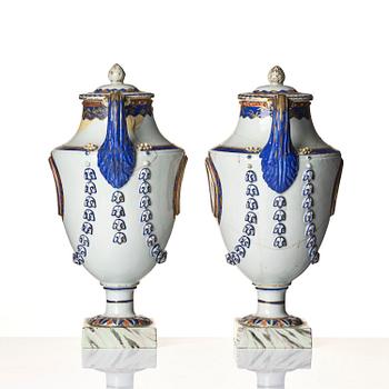 Urnor, ett par, kompaniporslin. Qingdynastin, Qianlong (1736-95).