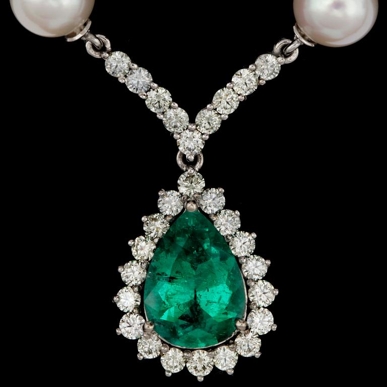 An emerald, app. 4.75 cts, brilliant cut diamond, tot. app. 2 cts and cultured pearl necklace.