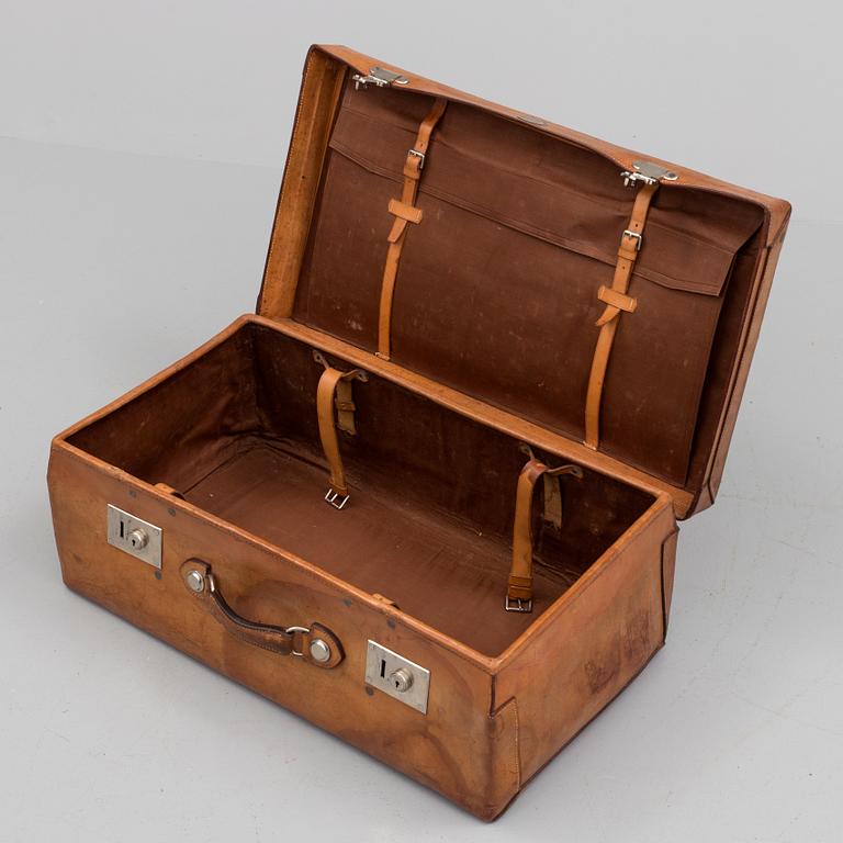 A 1920s J. Müller St Petersbourg Grande Morskaia, 18/8 leather suitcase.