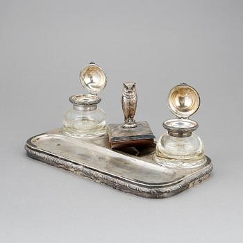 SKRIVBORDSUPPSATS, 4 delar, silver och glas, jugend, CG Hallberg, Stockholm, 1903.