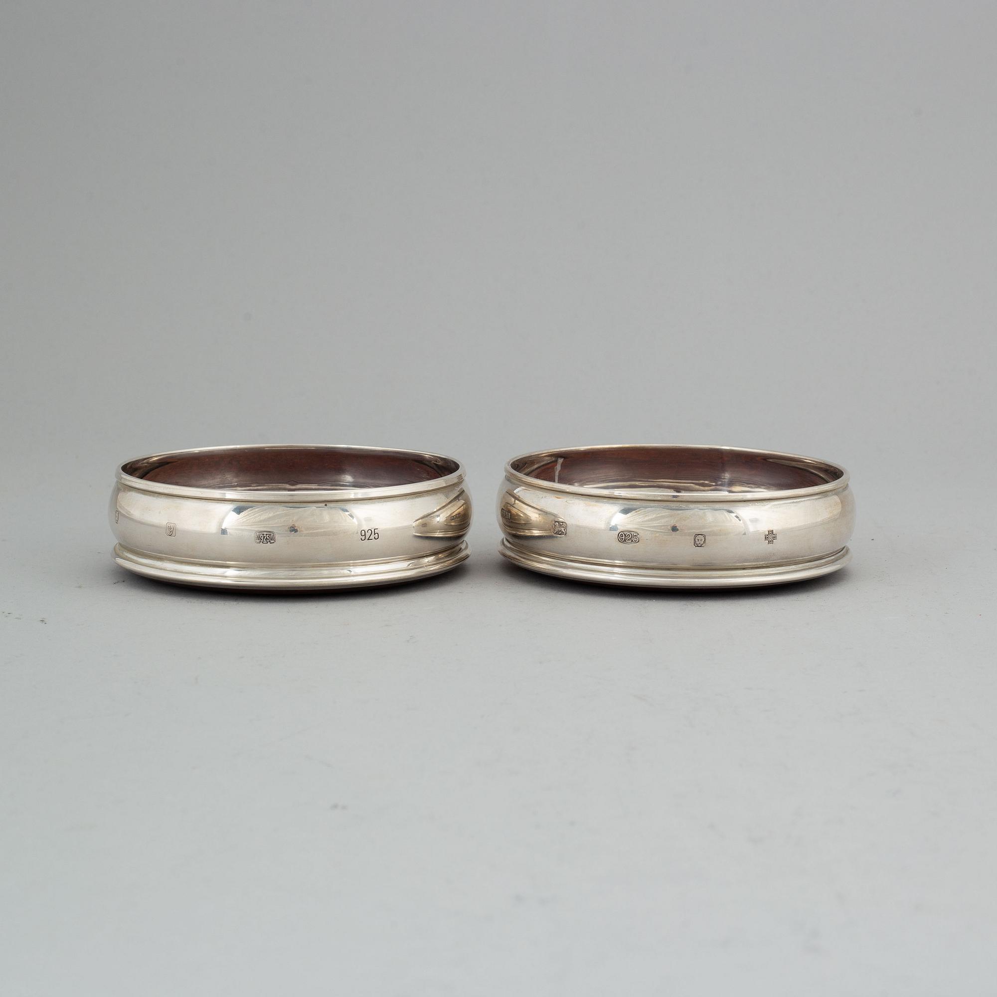 A pair of silver coasters, mark of Harrison Brothers & Howson Ltd, London 1998-2000.