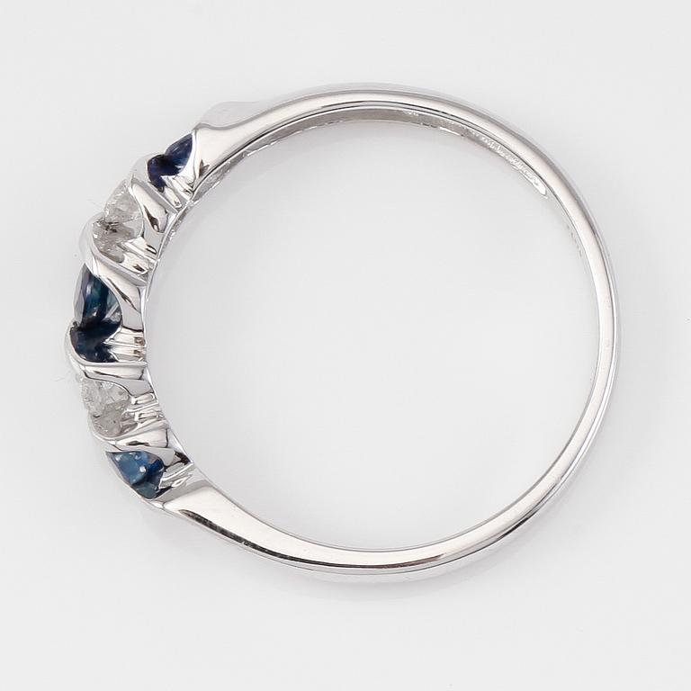 RING, 10K vitguld safirer och mindre diamanter.