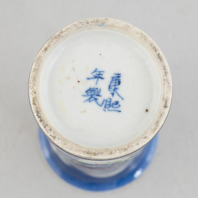 A Chinese vase and an urn with cover, the Qing dynasty, 19th century.