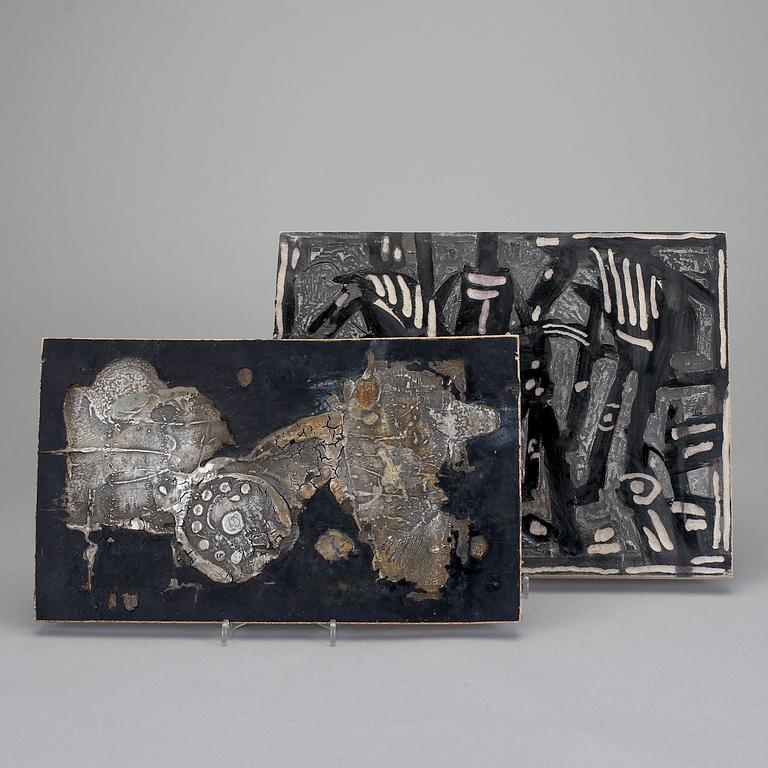 VÄGGPLATTOR, 2 stycken, stengods, Börje Skohg, Gustavsberg. Daterade 71 samt 72.